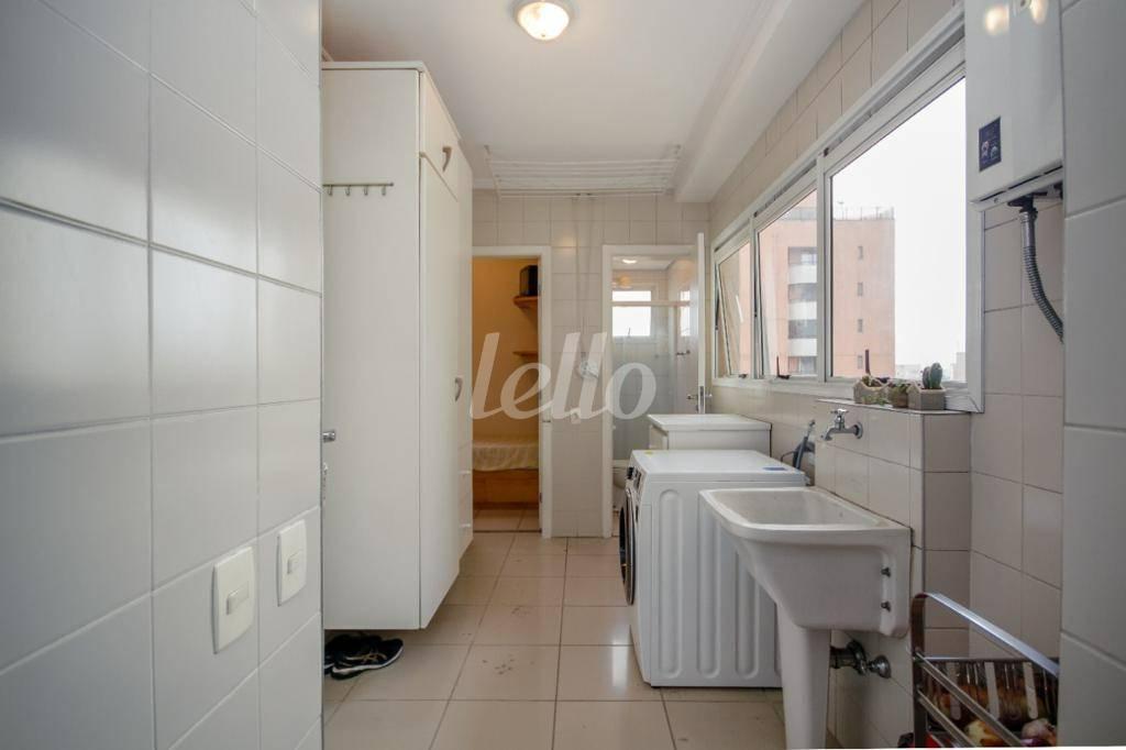 ÁREA DE SERVIÇO de Apartamento à venda, Padrão com 195 m², 4 quartos e 3 vagas em Indianópolis - São Paulo