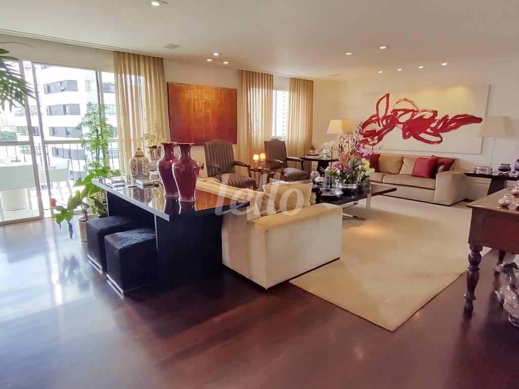 LIVING de Apartamento à venda, Padrão com 314 m², 3 quartos e 5 vagas em Perdizes - São Paulo