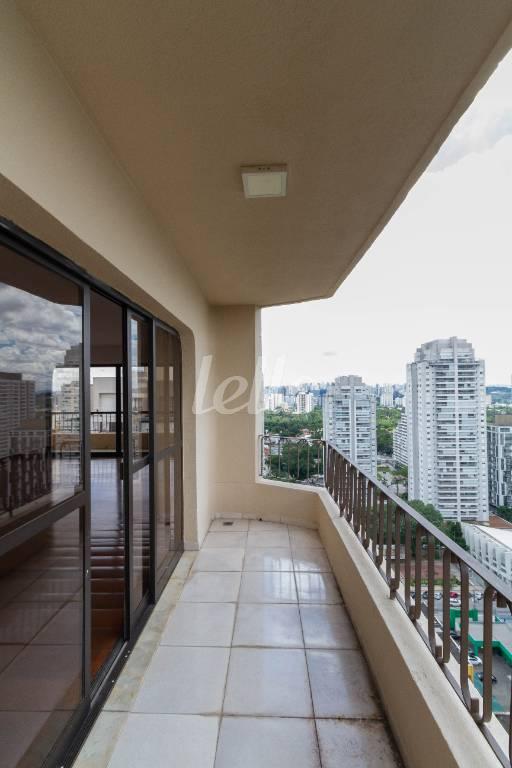 SACADA SALA FRONTAL de Apartamento à venda, cobertura - Padrão com 647 m², 5 quartos e 4 vagas em Santo Amaro - São Paulo