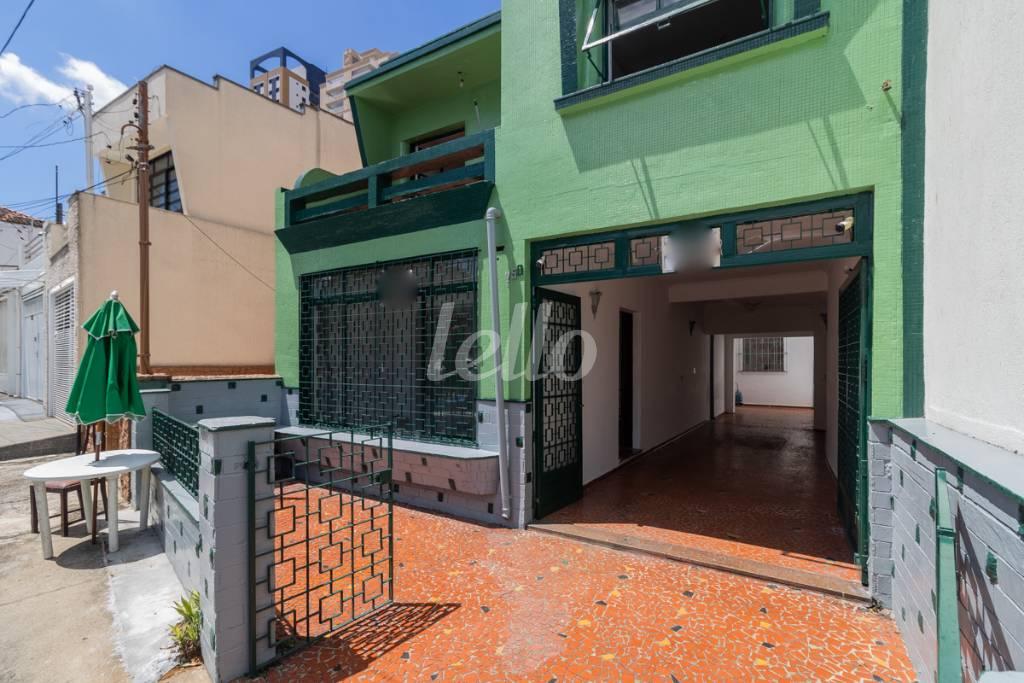 FACHADA de Casa à venda, sobrado com 248 m², 3 quartos e 3 vagas em Vila Bertioga - São Paulo