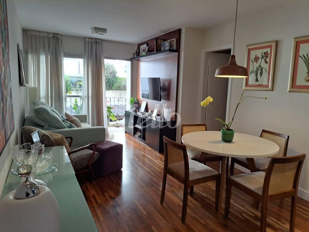 LIVING de Apartamento à venda, Padrão com 75 m², 2 quartos e 1 vaga em Pinheiros - São Paulo