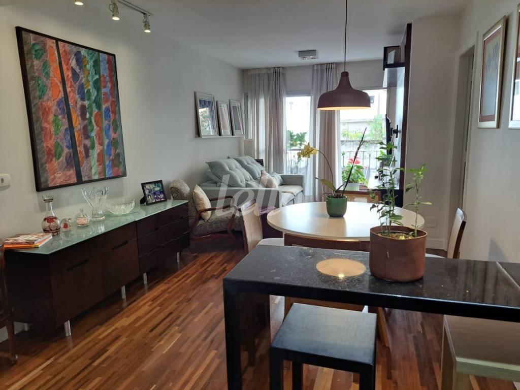 LIVING de Apartamento à venda, Padrão com 75 m², 2 quartos e 1 vaga em Pinheiros - São Paulo