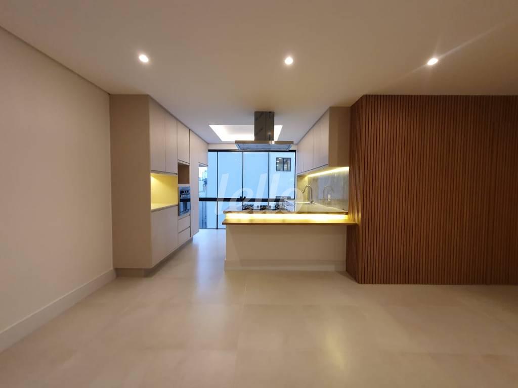 SALA E COZINHA AMERICANA de Apartamento à venda, cobertura - Padrão com 170 m², 3 quartos e 3 vagas em Vila Olímpia - São Paulo