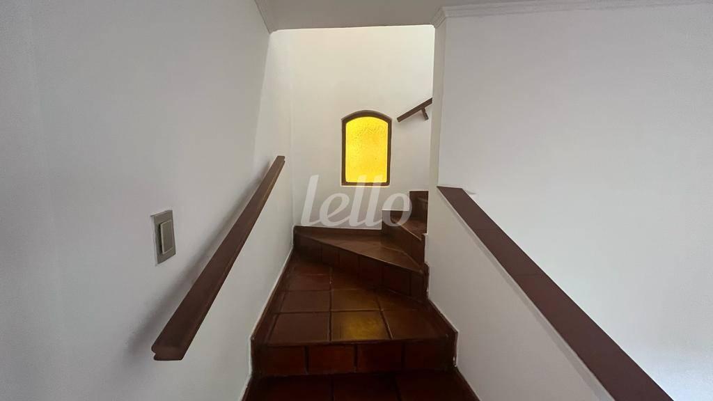 ESCADASOBE de Casa à venda, sobrado com 450 m², 4 quartos e 6 vagas em Vila Monumento - São Paulo
