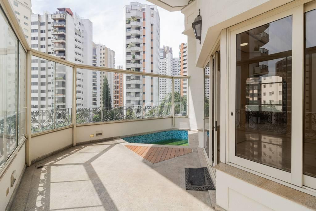 VARANDA de Apartamento para alugar, Padrão com 336 m², 5 quartos e 5 vagas em Vila Gomes Cardim - São Paulo