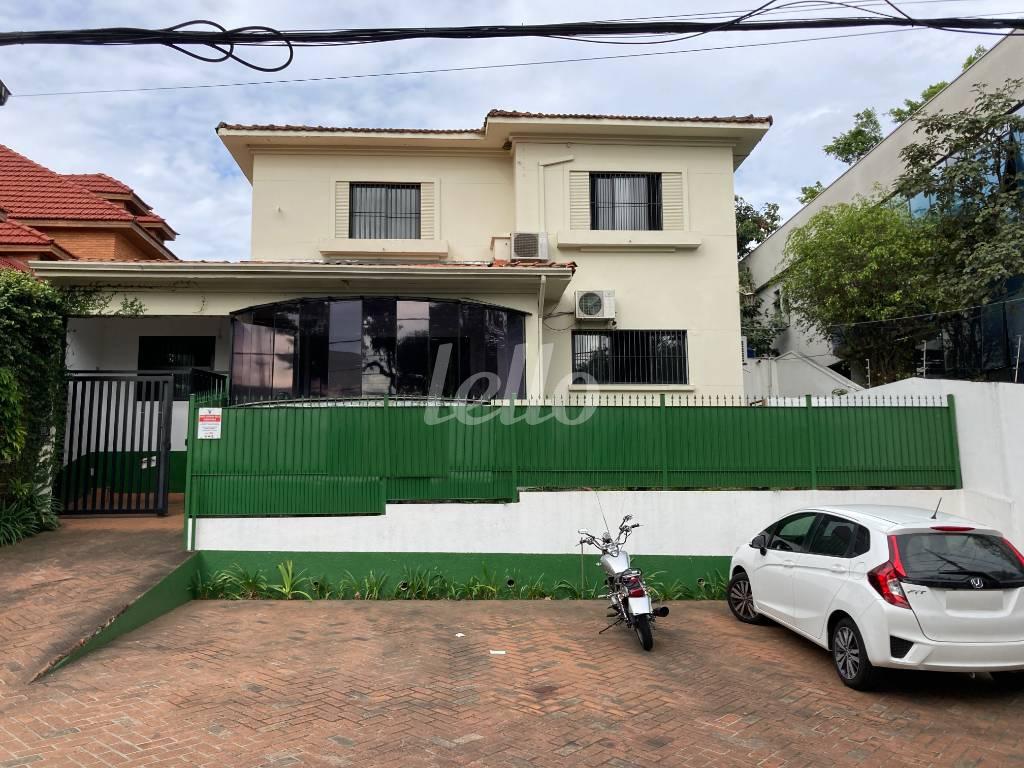 FACHADA de Casa para alugar, sobrado com 250 m², e 10 vagas em Sumaré - São Paulo