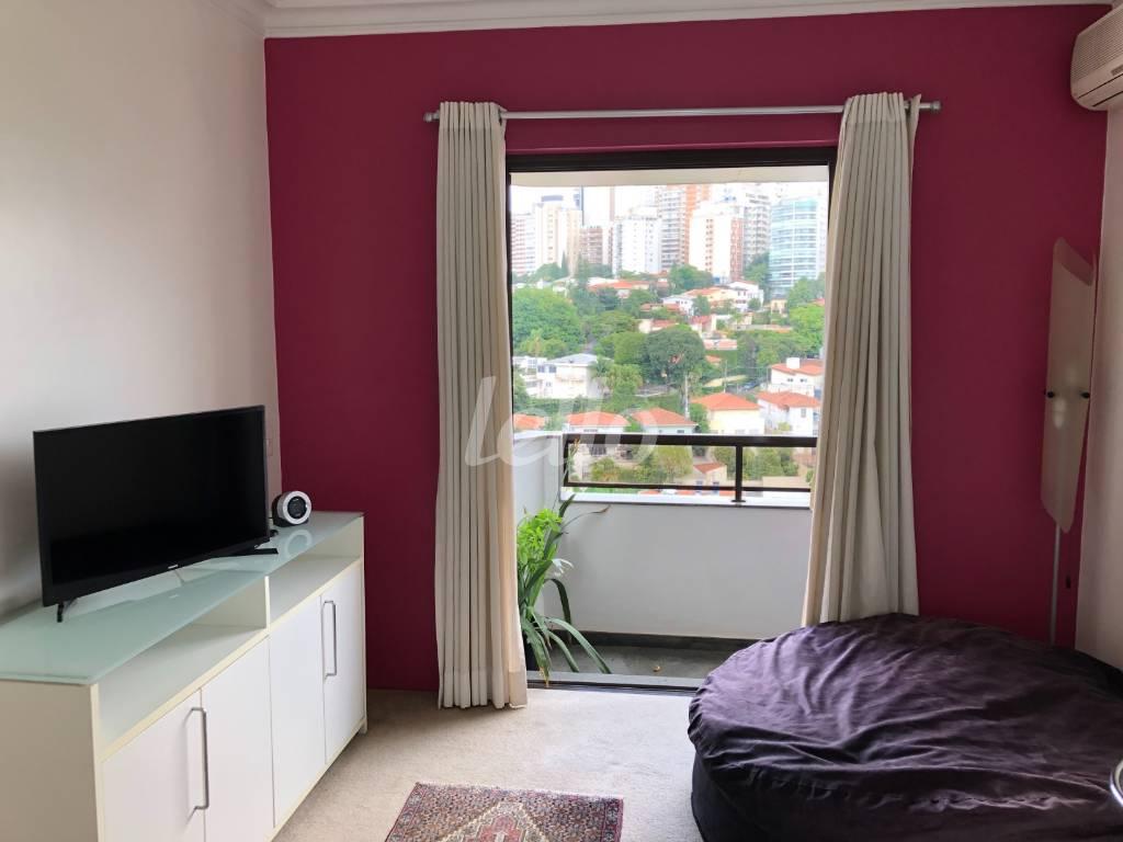 DORMITÓRIO de Apartamento à venda, Padrão com 320 m², 3 quartos e 4 vagas em Santa Cecília - São Paulo