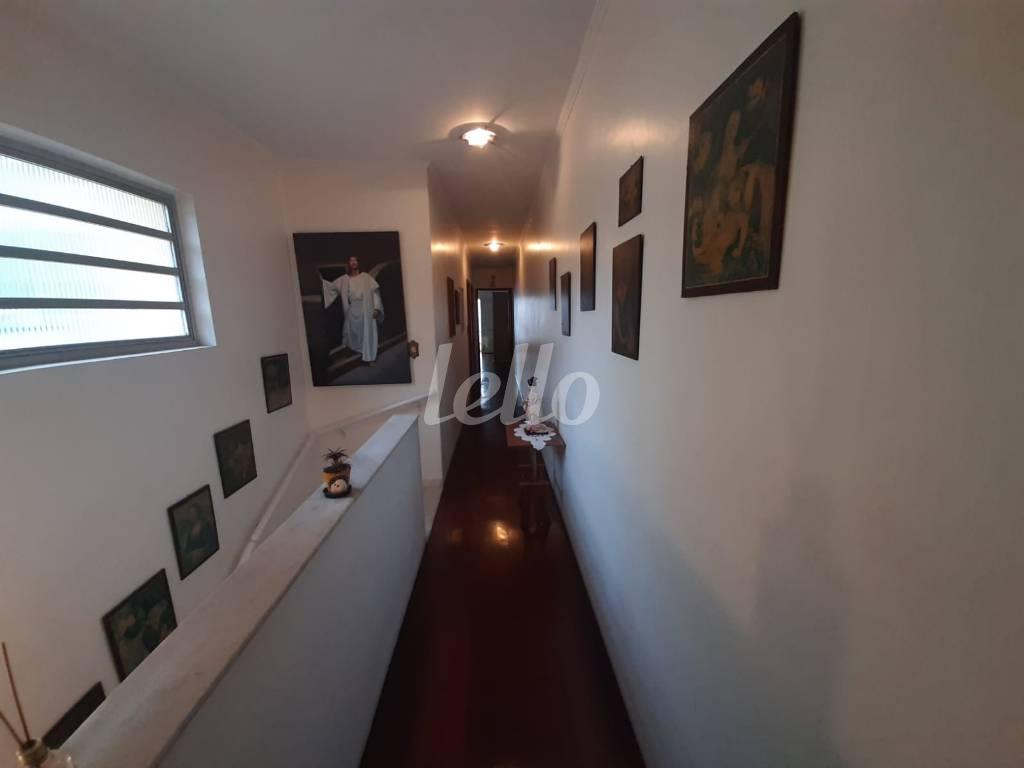 ESCADA PARA OS DORMITÓRIOS de Casa à venda, sobrado com 228 m², 3 quartos e 2 vagas em Vila Pires - Santo André
