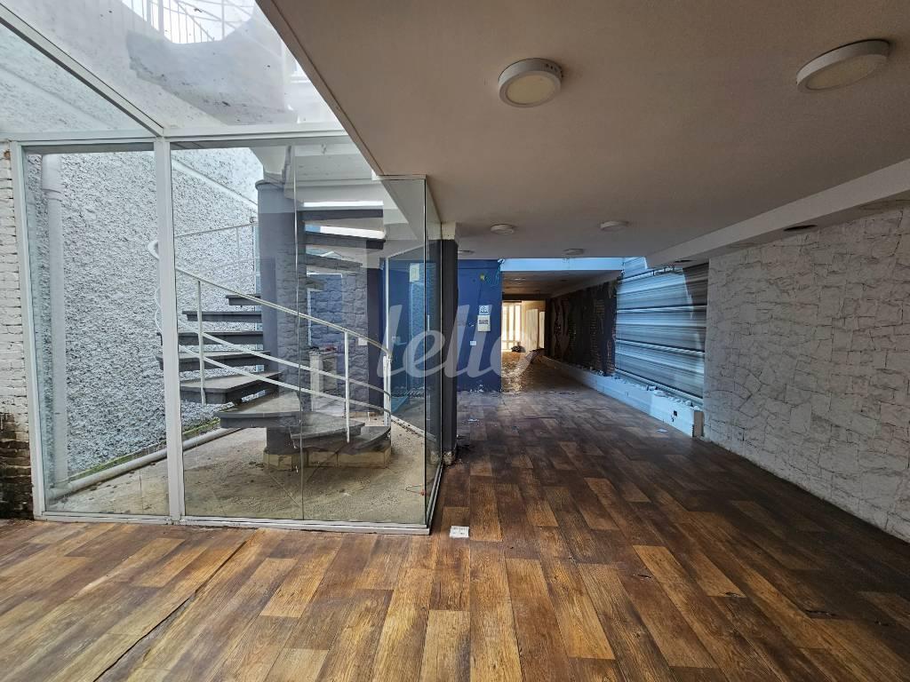 FUNDOS de Casa para alugar, sobrado com 202 m², 3 quartos e 2 vagas em Vila Azevedo - São Paulo