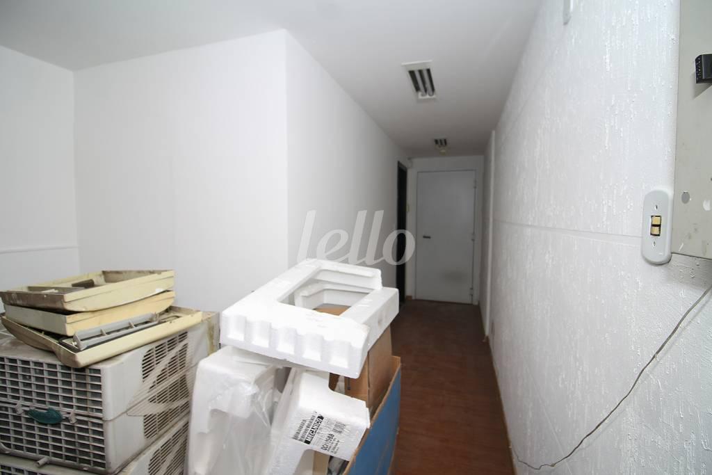FUNDOS de Sala / Conjunto para alugar, Padrão com 130 m², e 2 vagas em Bela Vista - São Paulo