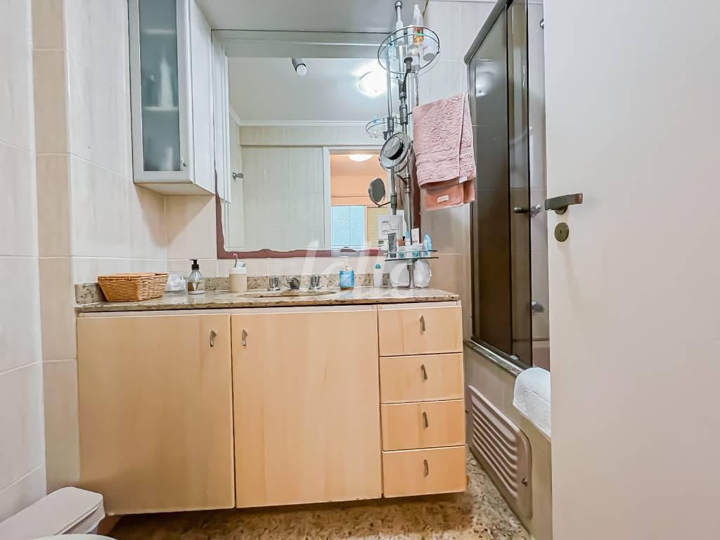 35 BANHEIRO SUITE de Apartamento à venda, Padrão com 120 m², 3 quartos e 3 vagas em Saúde - São Paulo