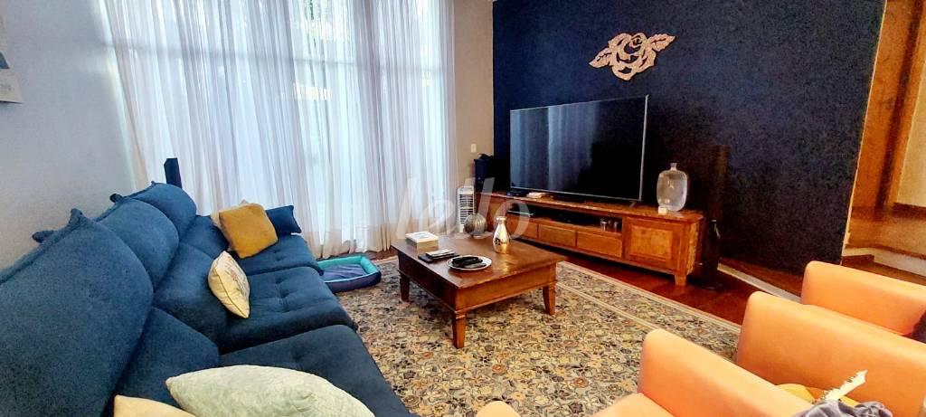 SALA DE TV de Casa à venda, sobrado com 260 m², 4 quartos e 2 vagas em Bosque da Saúde - São Paulo