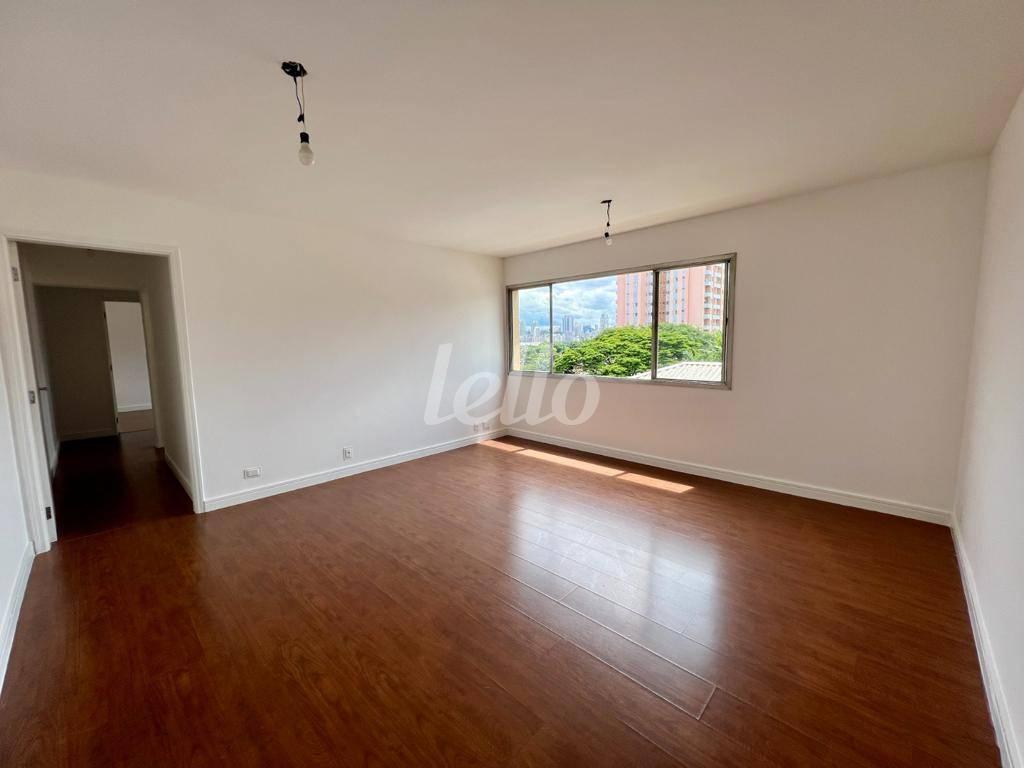 SALA de Apartamento à venda, Padrão com 85 m², 2 quartos e 2 vagas em Vila Olímpia - São Paulo