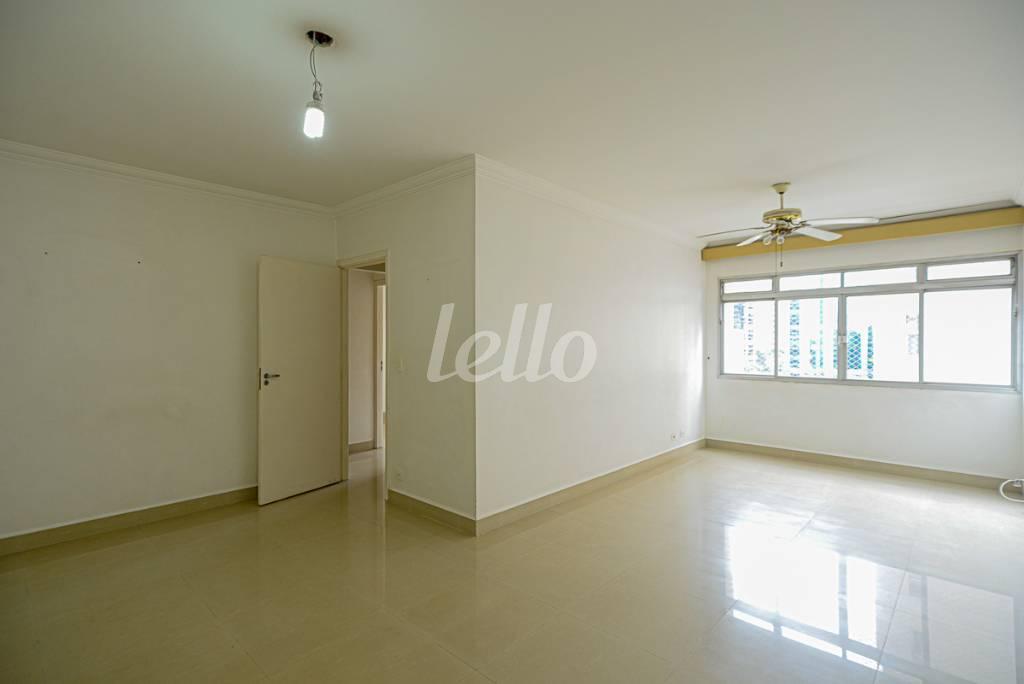 SALA de Apartamento à venda, Padrão com 76 m², 2 quartos e 1 vaga em Vila Nova Conceição - São Paulo