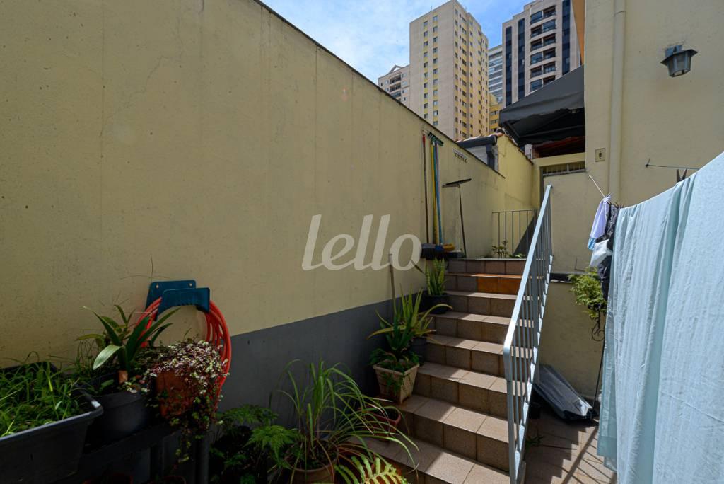 QUITAL FUNDOS de Casa à venda, sobrado com 130 m², 4 quartos e 3 vagas em Chácara Inglesa - São Paulo