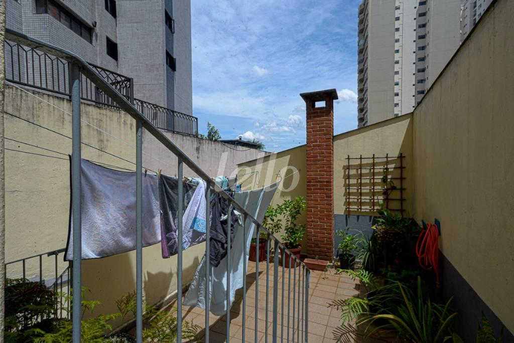 QUITAL FUNDOS de Casa à venda, sobrado com 130 m², 4 quartos e 3 vagas em Chácara Inglesa - São Paulo