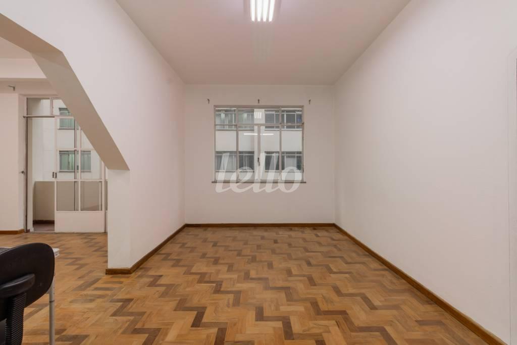 SALA 10 de Sala / Conjunto para alugar, Padrão com 222 m², e em República - São Paulo