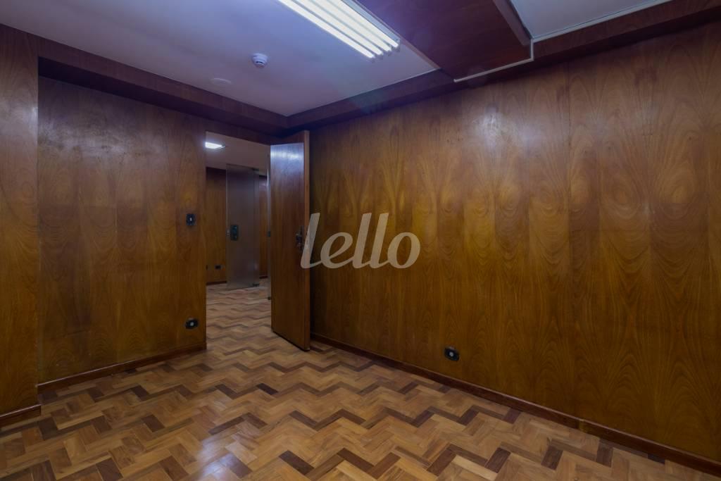 SALA 6 de Sala / Conjunto para alugar, Padrão com 222 m², e em República - São Paulo