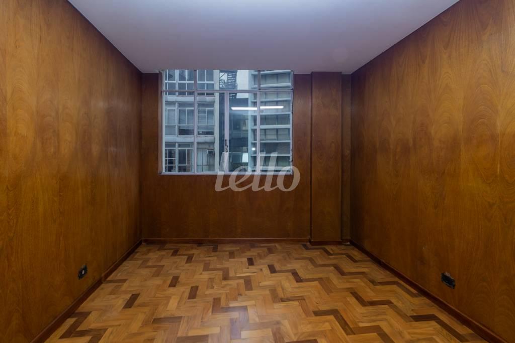 SALA 7 de Sala / Conjunto para alugar, Padrão com 222 m², e em República - São Paulo