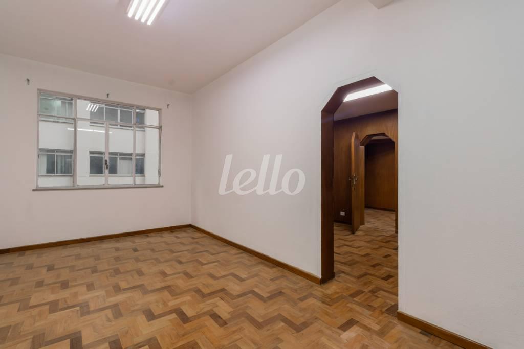 SALA 10 de Sala / Conjunto para alugar, Padrão com 222 m², e em República - São Paulo