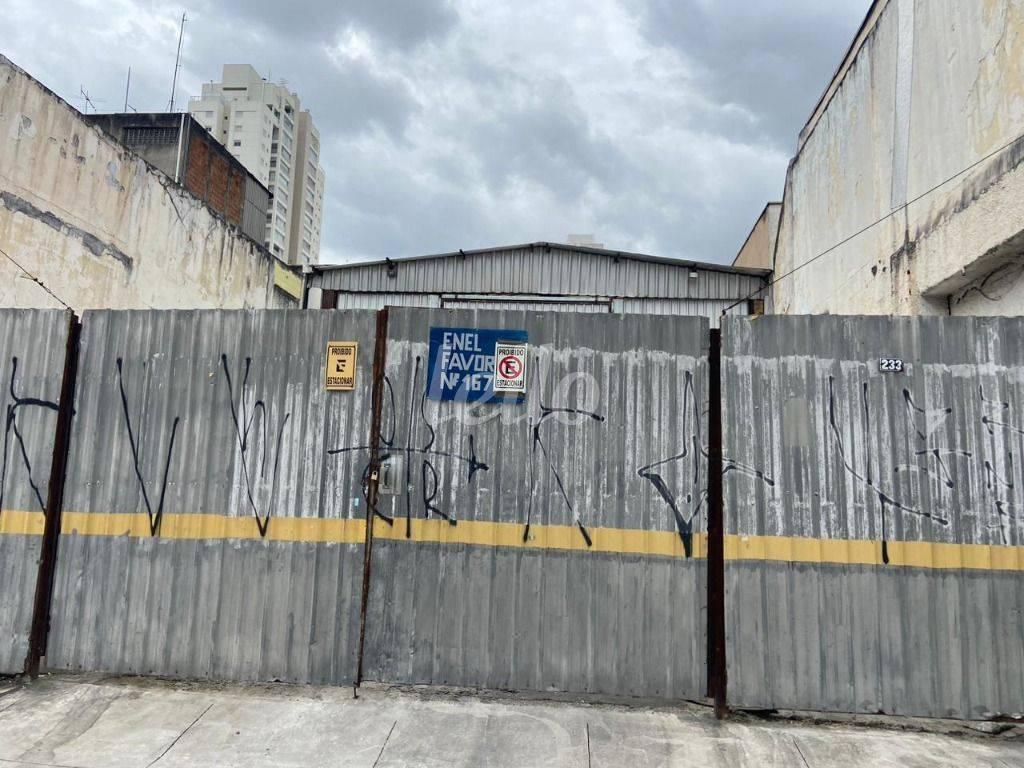 FACHADA de Galpão/Armazém para alugar, Padrão com 500 m², e em Lapa - São Paulo