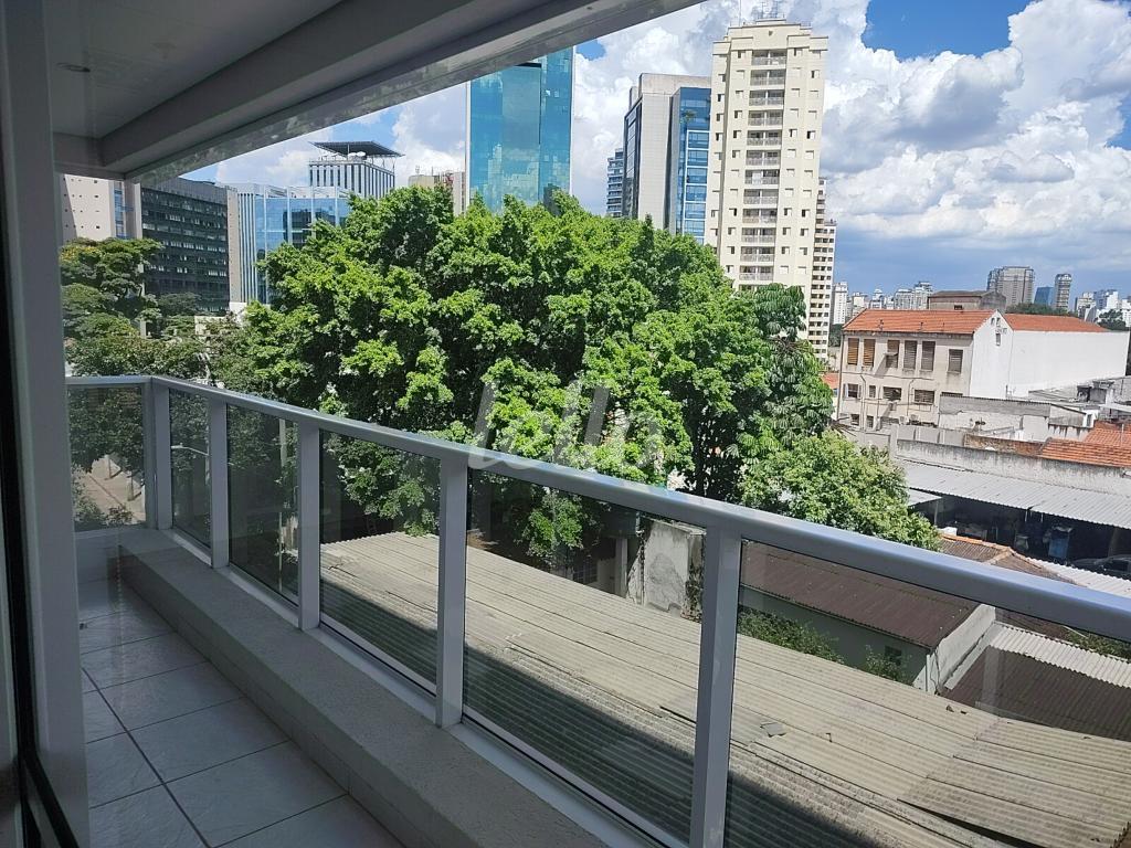 VARANDA de Sala / Conjunto à venda, Padrão com 72 m², e 4 vagas em Pinheiros - São Paulo