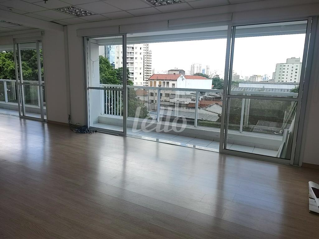SALA COM VARANDA de Sala / Conjunto à venda, Padrão com 72 m², e 4 vagas em Pinheiros - São Paulo