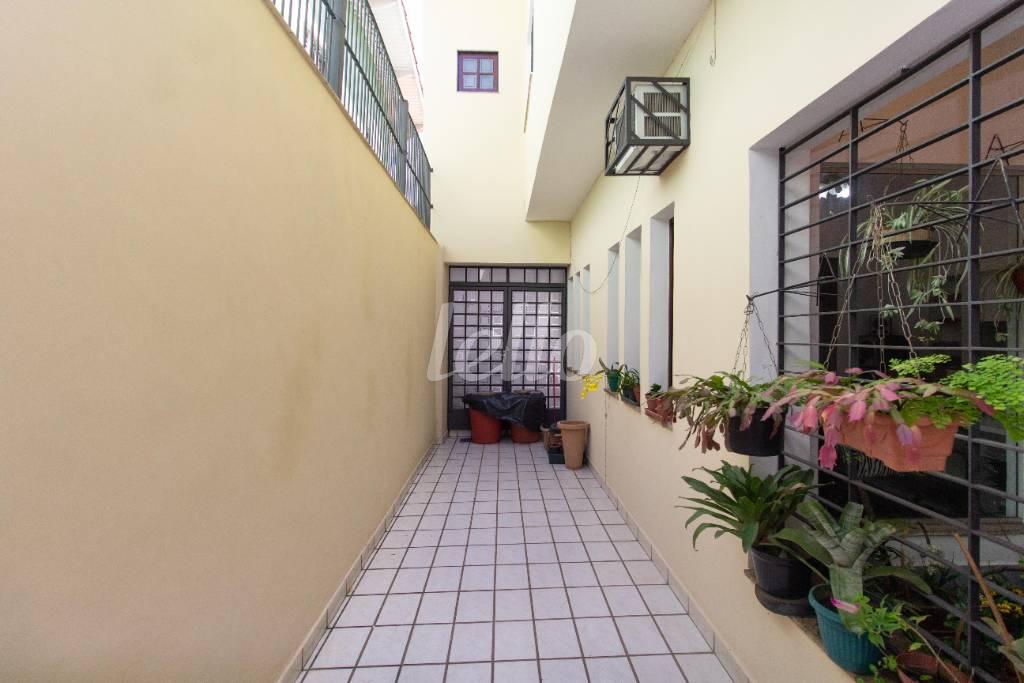 CORREDOR LATERAL de Casa à venda, sobrado com 255 m², 3 quartos e 4 vagas em Vila Augusta - Guarulhos