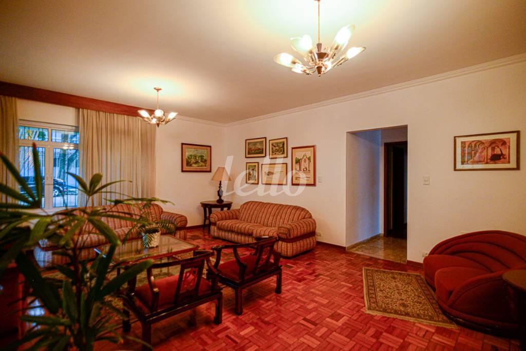SALA de Casa à venda, sobrado com 360 m², 4 quartos e 3 vagas em Indianópolis - São Paulo