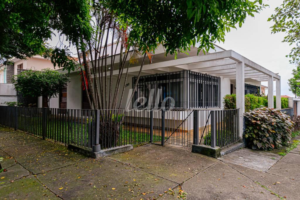 FACHADA de Casa à venda, sobrado com 360 m², 4 quartos e 3 vagas em Indianópolis - São Paulo