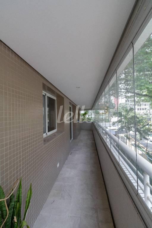 VARANDA GOURMET AO REDOR DO APARTAMENTO de Apartamento para alugar, Padrão com 262 m², 3 quartos e 4 vagas em Paraíso - São Paulo