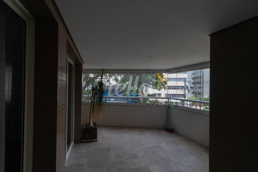 VARANDA GOURMET AO REDOR DO APARTAMENTO de Apartamento para alugar, Padrão com 262 m², 3 quartos e 4 vagas em Paraíso - São Paulo