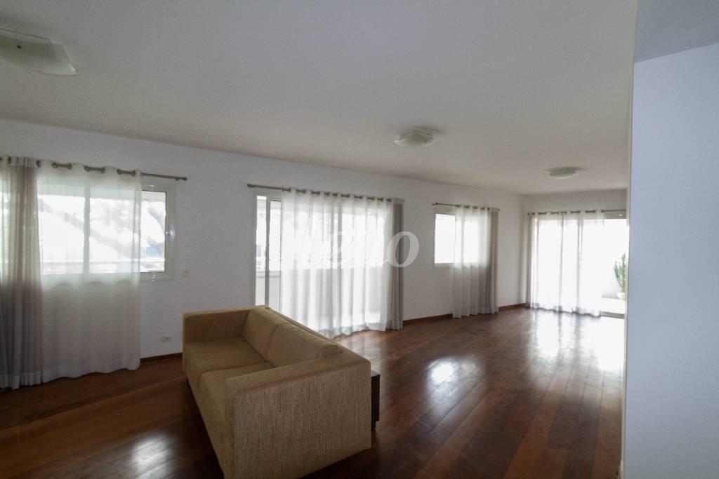 SALA DE ESTAR E JANTAR de Apartamento para alugar, Padrão com 262 m², 3 quartos e 4 vagas em Paraíso - São Paulo