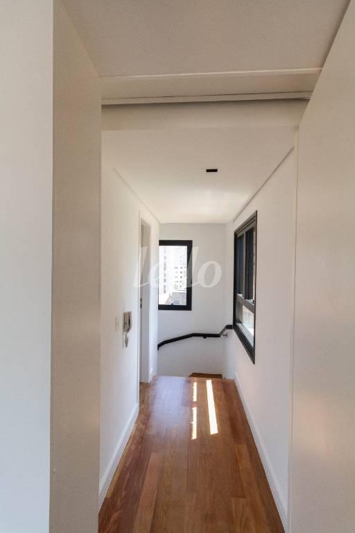 CORREDOR LATERAL E ACESSO AO ANDAR INFERIOR de Apartamento para alugar, Padrão com 222 m², 3 quartos e 4 vagas em Vila Progredior - São Paulo