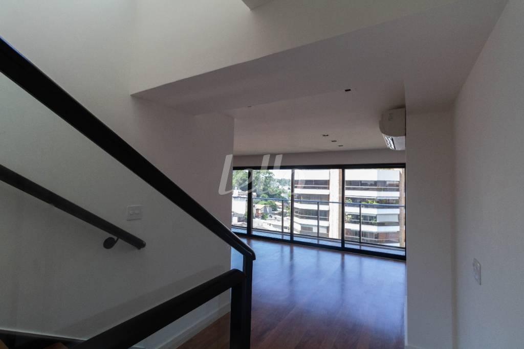 ENTRADA E ACESSO A COBERTURA de Apartamento para alugar, Padrão com 222 m², 3 quartos e 4 vagas em Vila Progredior - São Paulo