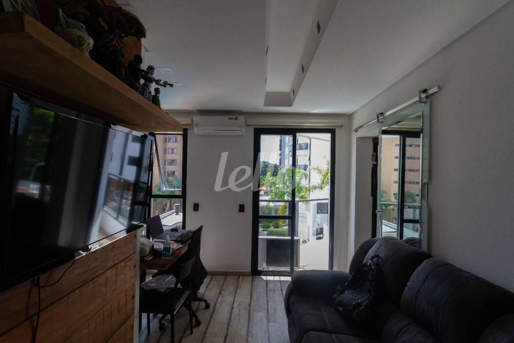 SALA de Apartamento para alugar, Padrão com 35 m², 1 quarto e 1 vaga em Moema - São Paulo