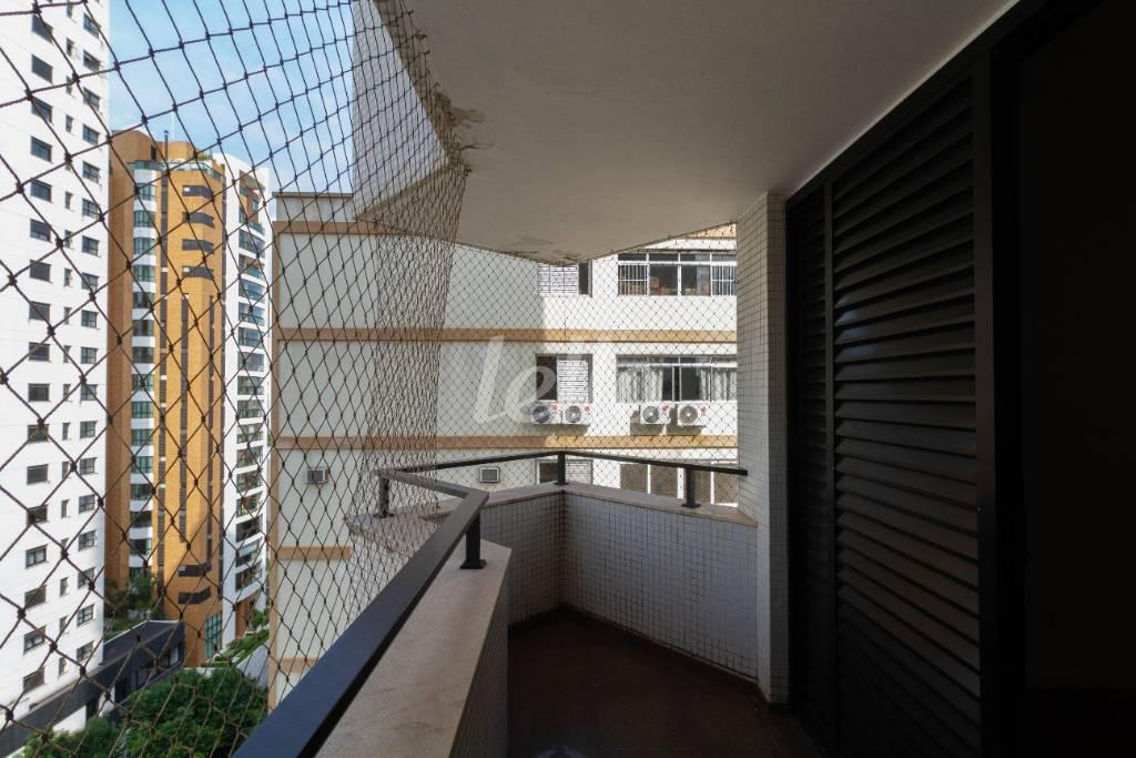 SACADA DA SUÍTE 4 de Apartamento para alugar, Padrão com 250 m², e 3 vagas em Jardim Paulista - São Paulo