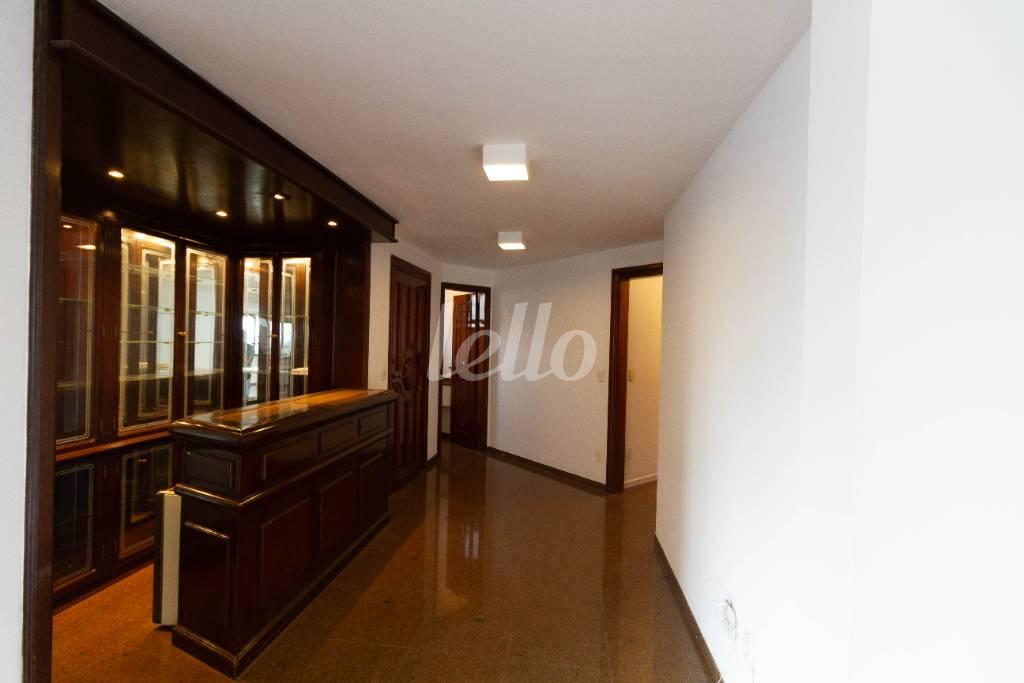 CORREDOR CENTRAL BAR de Apartamento para alugar, Padrão com 250 m², e 3 vagas em Jardim Paulista - São Paulo