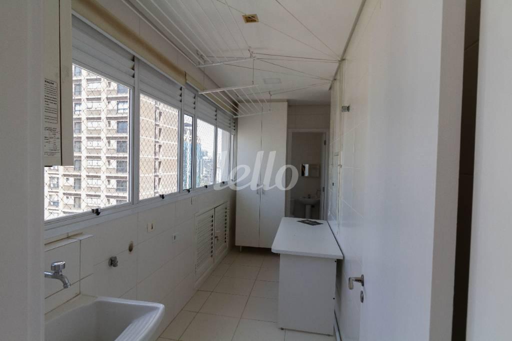 ÁREA DE SERVIÇO de Apartamento para alugar, Padrão com 151 m², 3 quartos e 3 vagas em Itaim Bibi - São Paulo