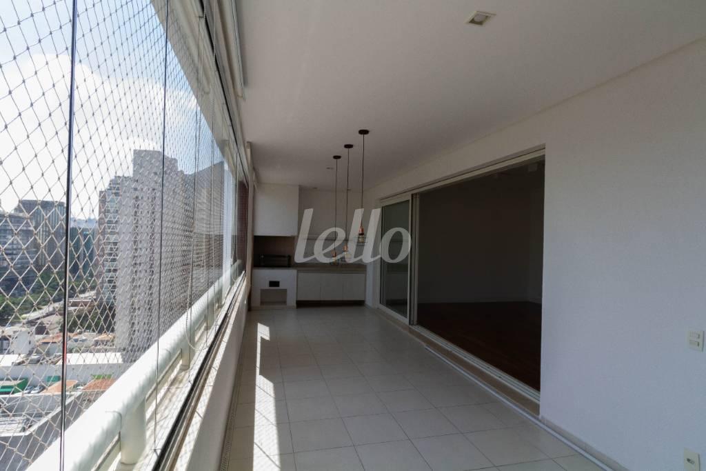 VARANDA GOURMET de Apartamento para alugar, Padrão com 151 m², 3 quartos e 3 vagas em Itaim Bibi - São Paulo