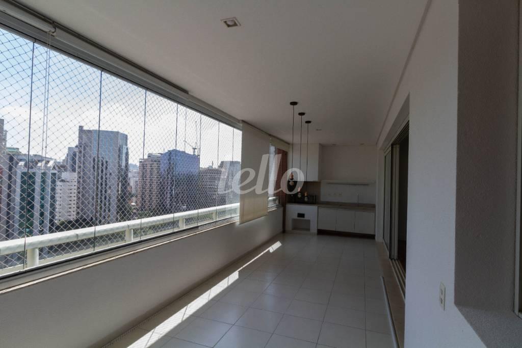 VARANDA GOURMET de Apartamento para alugar, Padrão com 151 m², 3 quartos e 3 vagas em Itaim Bibi - São Paulo
