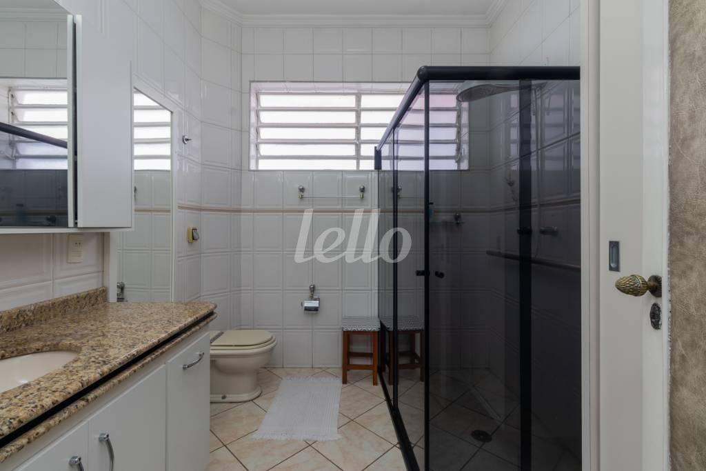 BANHEIRO de Casa à venda, térrea com 330 m², 4 quartos e 3 vagas em Chácara Inglesa - São Paulo