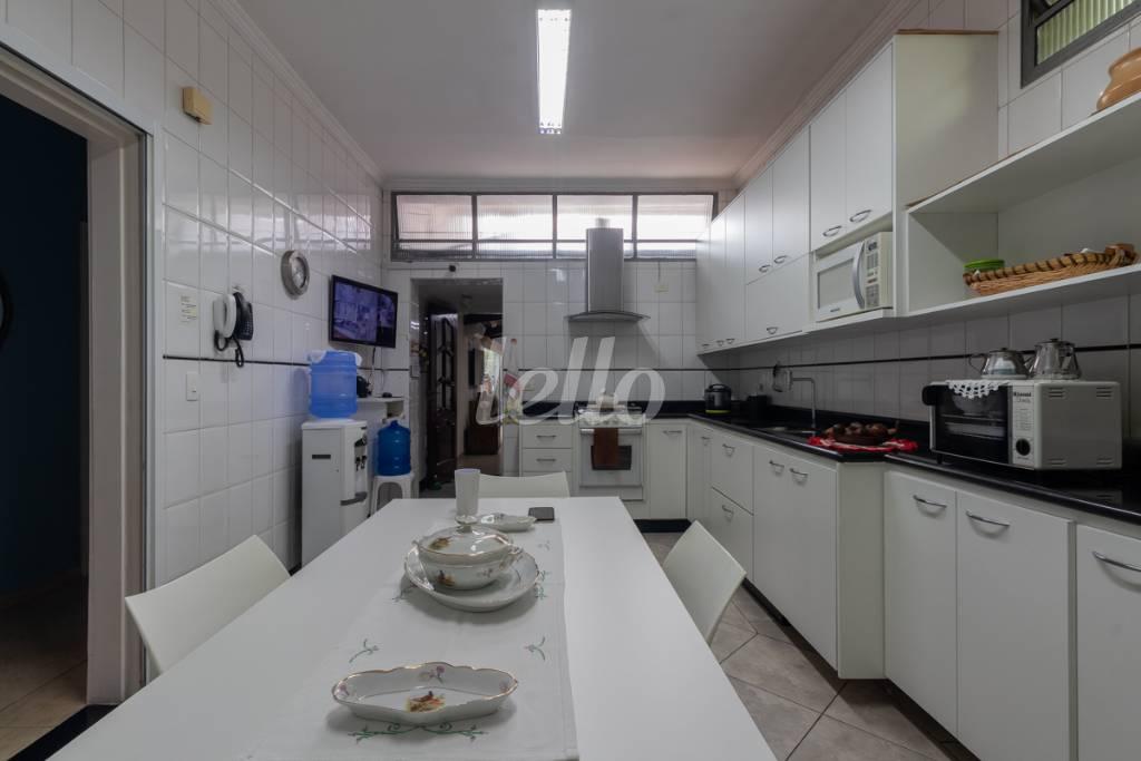 COZINHA de Casa à venda, térrea com 330 m², 4 quartos e 3 vagas em Chácara Inglesa - São Paulo
