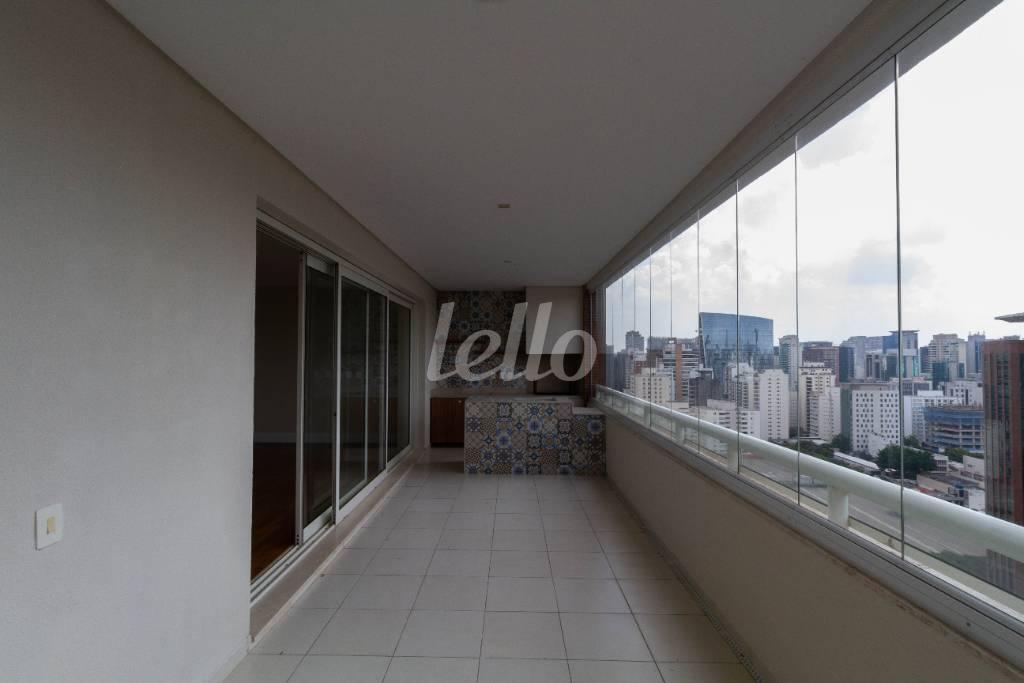VARANDA GOURMET de Apartamento para alugar, Padrão com 152 m², 3 quartos e 3 vagas em Itaim Bibi - São Paulo
