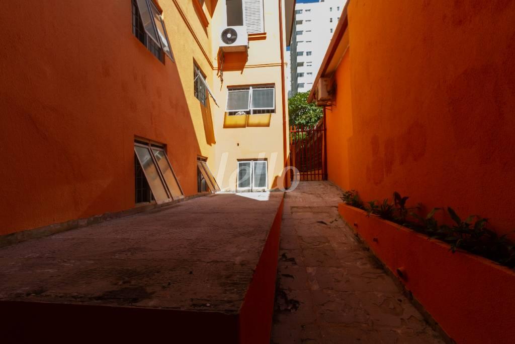 ÁREA LIVRE FUNDOS de Casa para alugar, térrea com 410 m², e 1 vaga em Água Branca - São Paulo