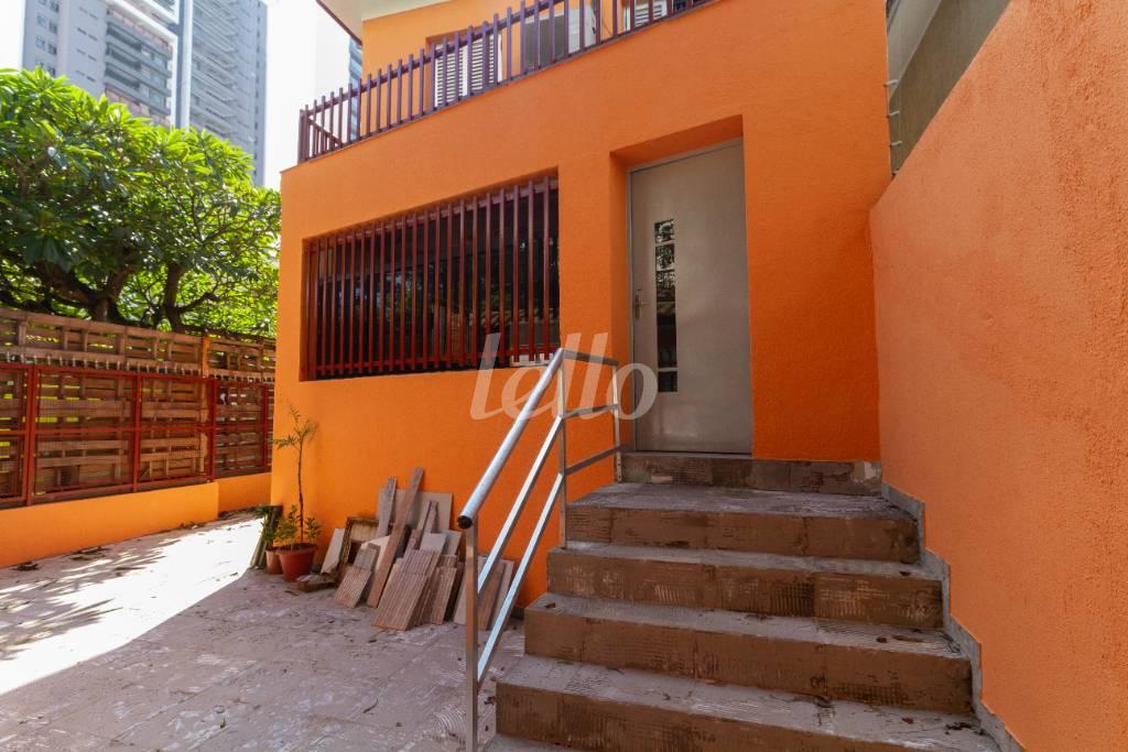 ENTRADA-GARAGEM de Casa para alugar, térrea com 410 m², e 1 vaga em Água Branca - São Paulo