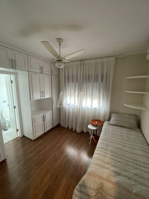 QUARTO de Apartamento à venda, Padrão com 180 m², 4 quartos e 3 vagas em Indianópolis - São Paulo
