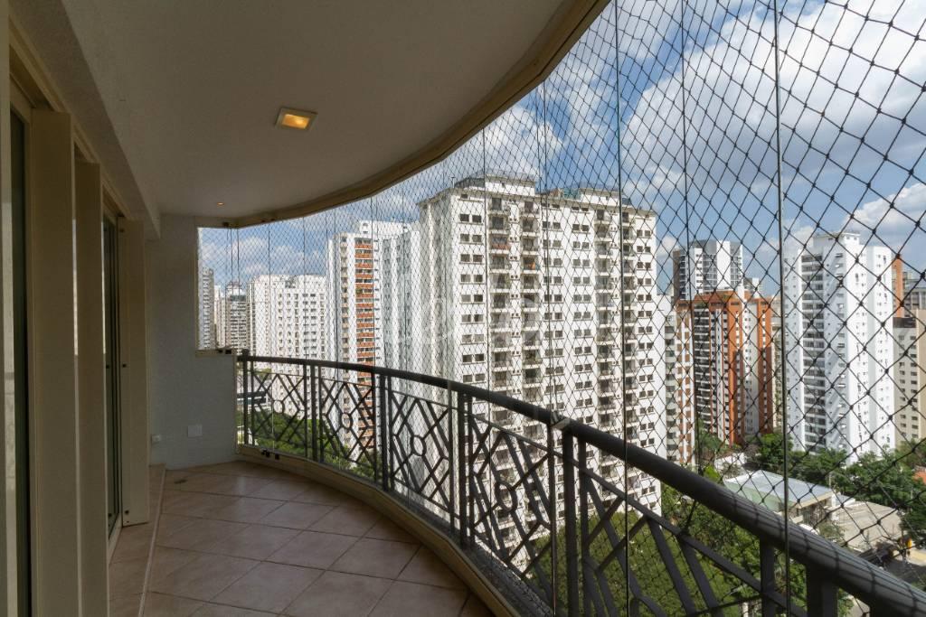 SACADA de Apartamento à venda, Padrão com 139 m², 2 quartos e 3 vagas em Indianópolis - São Paulo