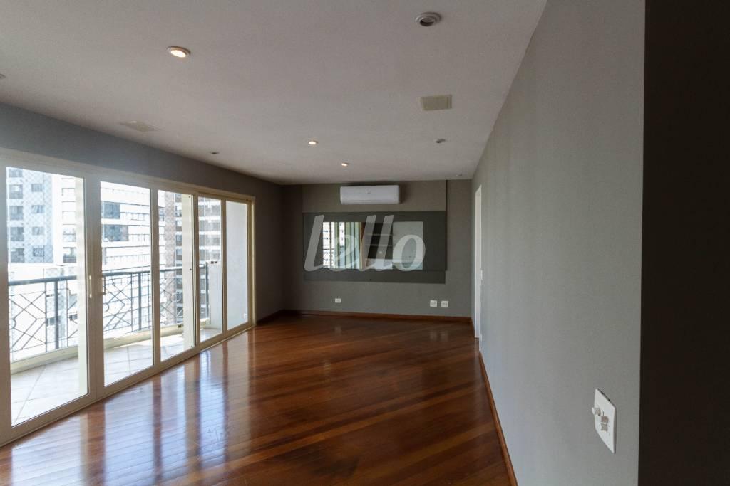 SALA de Apartamento à venda, Padrão com 139 m², 2 quartos e 3 vagas em Indianópolis - São Paulo