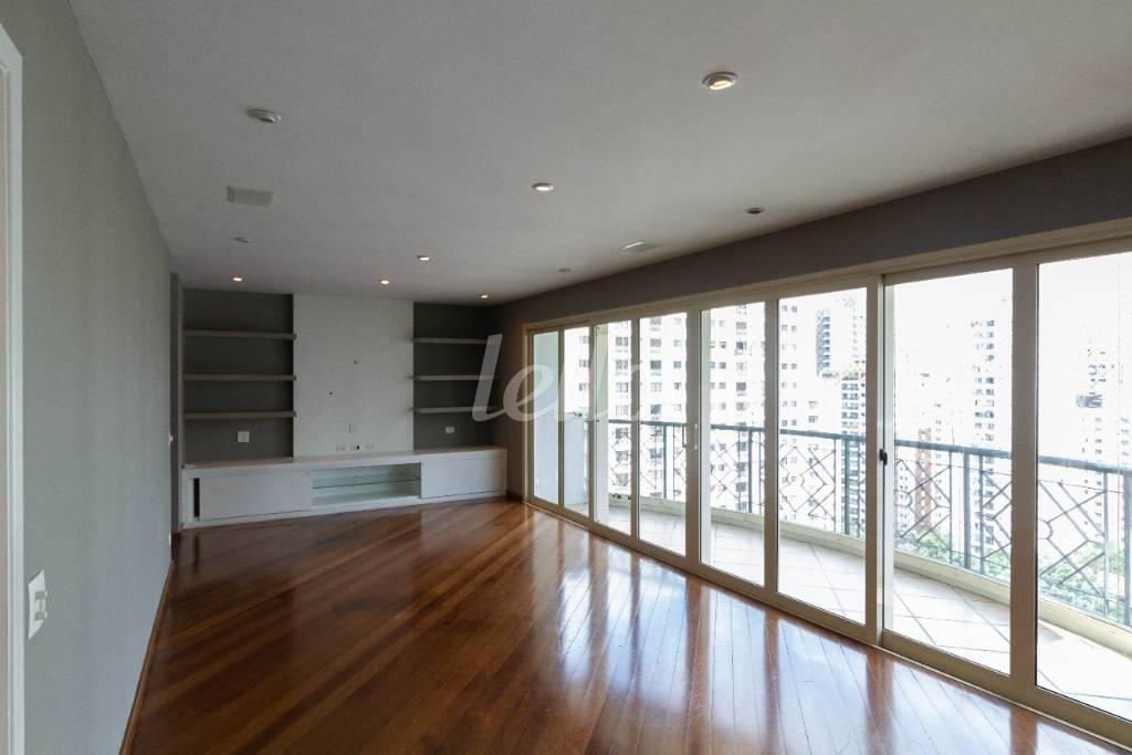 SALA de Apartamento à venda, Padrão com 139 m², 2 quartos e 3 vagas em Indianópolis - São Paulo
